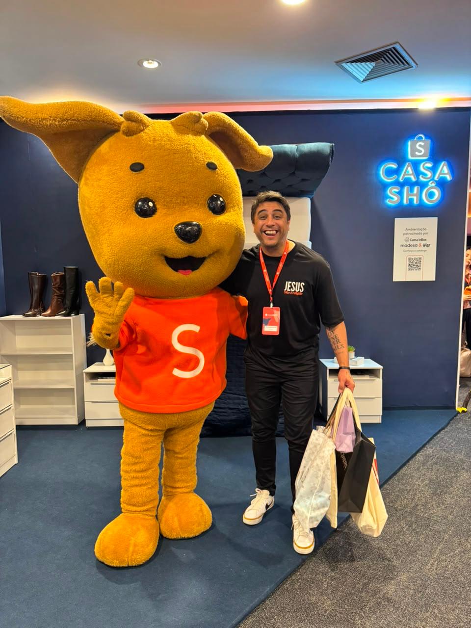 Guilherme Mashni e a esposa Kelen no escritório da Shopee